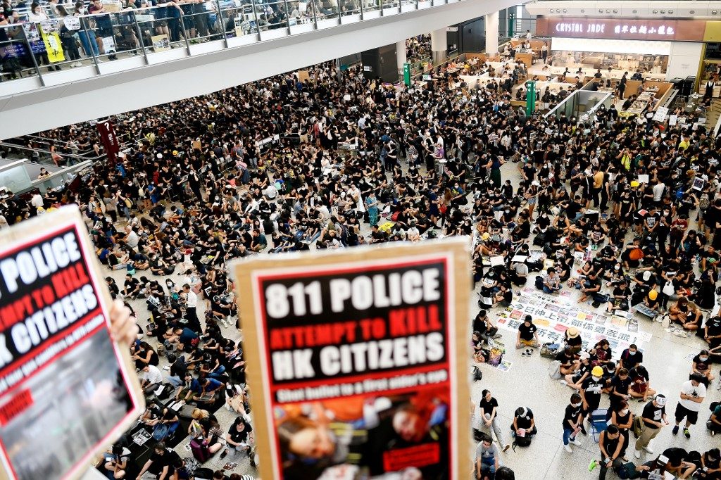 Hong Kong protests shut down airport