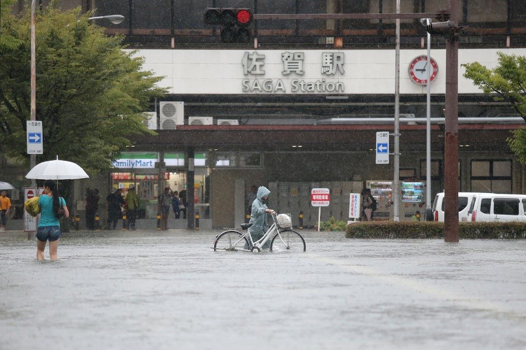 2 dead as Japan orders 870,000 to flee heavy rains