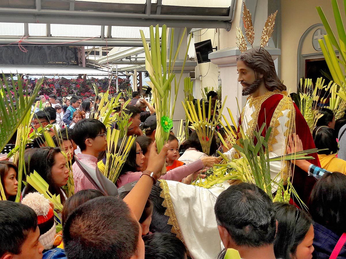 IN BAGUIO. Catholics join the traditional blessing of palm fronds at the Baguio Cathedral on Palm Sunday, March 25, 2018. Photo by Mau Victa/Rappler  