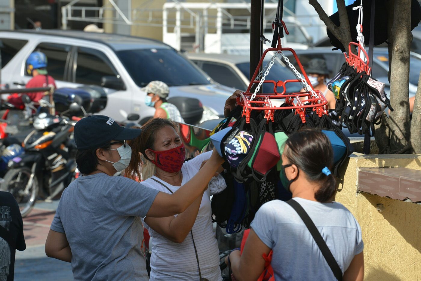 DE RIGUEUR. In the Noveleta Public Market in Cavitte, Saturday, May 16, 2020 people are buying the must-wear face mask. Photo by Dennis Abrina/Rappler 