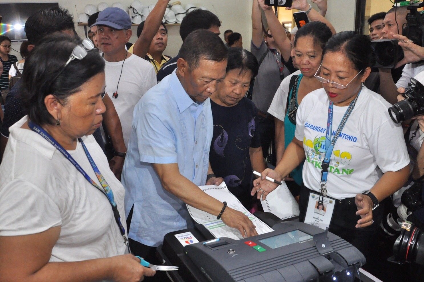REJECTED. Ex-vice president Jejomar Binay tries to load his ballot into the vote-counting machine at San Antonio National High School on May 13, 2019. Photo by Jay Ganzon/Rappler 