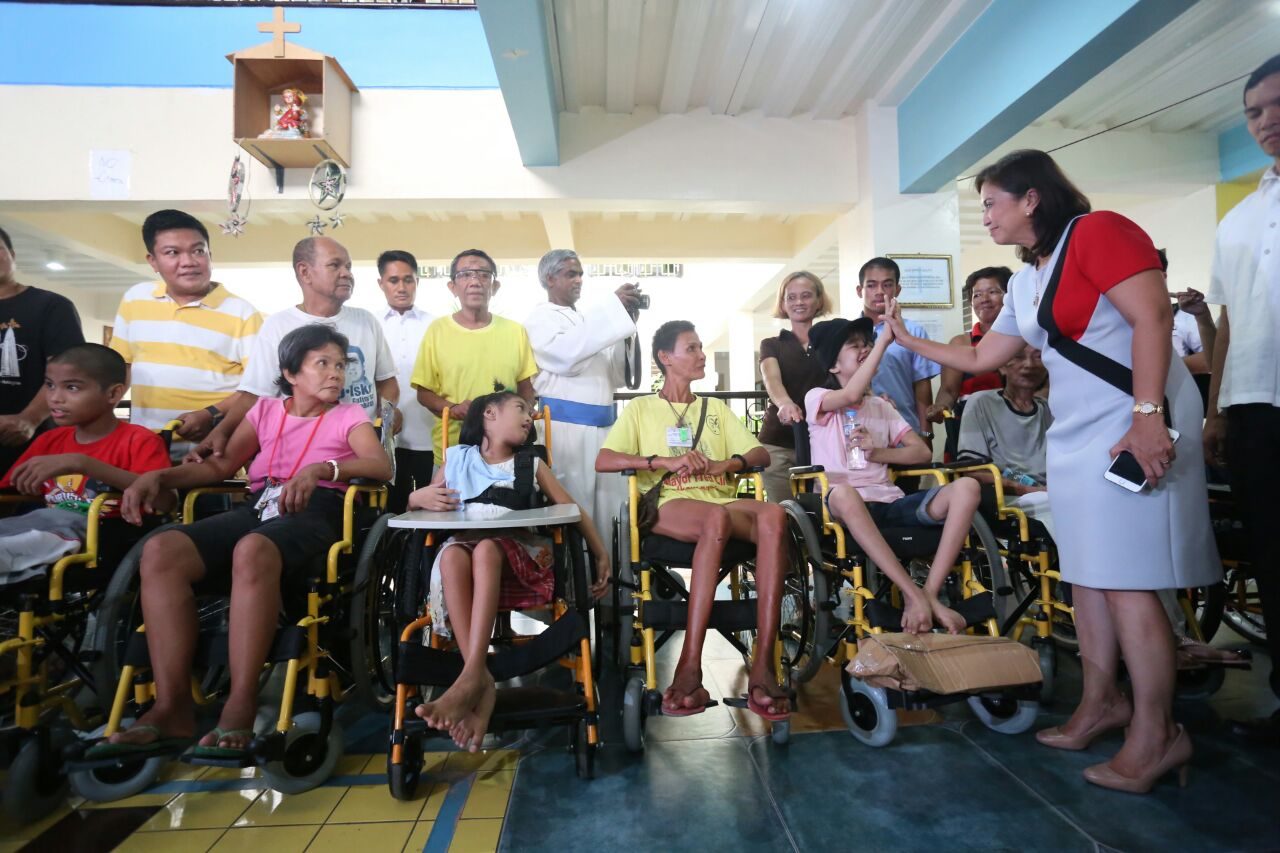HIGH FIVE. Vice President Leni Robredo visits the elderly and PWD home of the Missionaries of the Poor in San Andres Bukid on July 6, 2016. Photo courtesy of the Office of the Vice President      