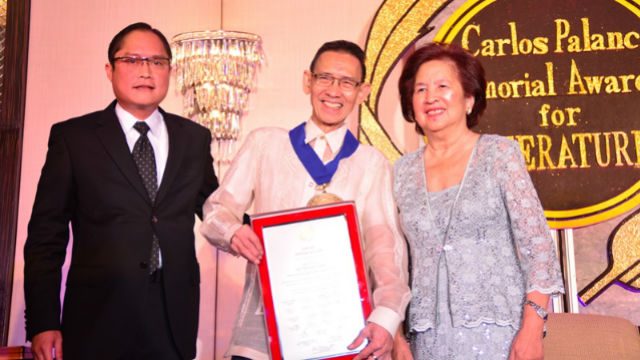GAWAD DANGAL NG LAHI. Professor emeritus of literature at the University of the Philippines, Gemino H. Abad, receives the Gawad Dangal ng Lahi. Photo courtesy of Carlos Palanca Memorial Awards for Literature 