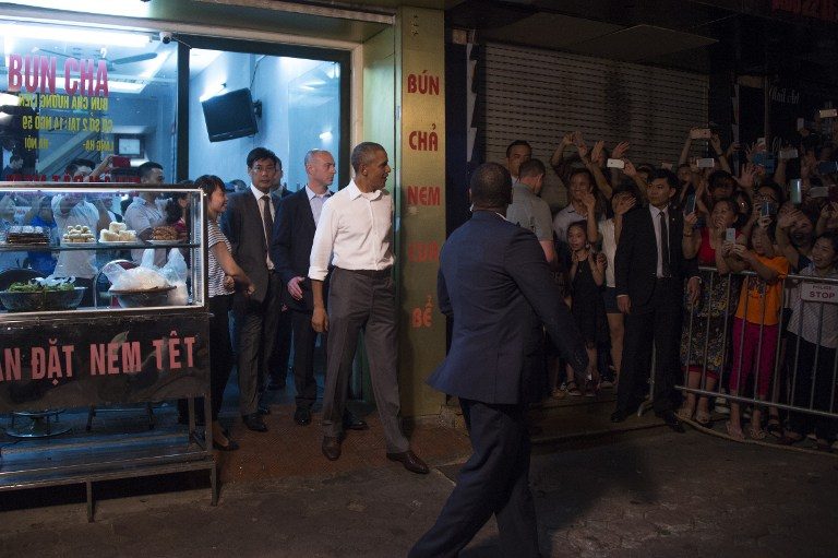 Obama, Anthony Bourdain drop-in for pork soup stuns Vietnam street shop owner