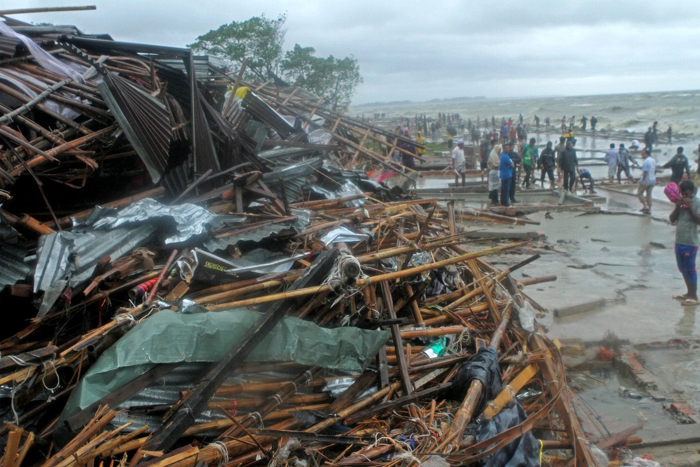 23 dead, 500,000 flee as Cyclone Roanu hits Bangladesh