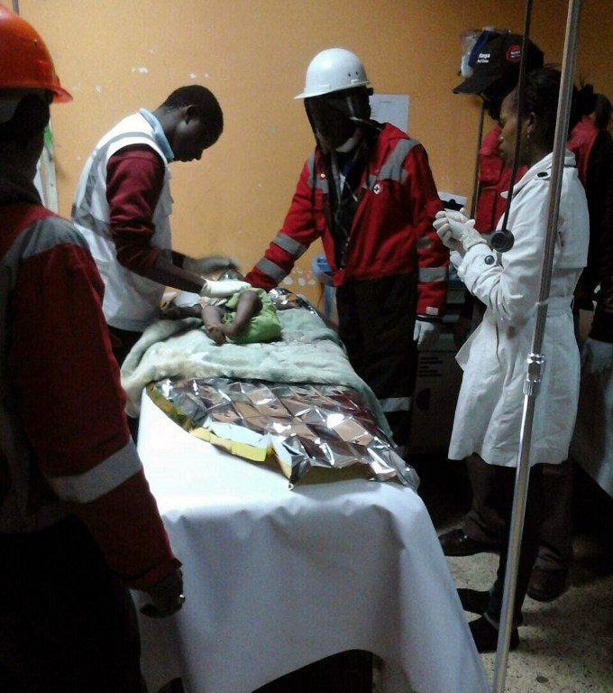 SURVIVOR. Kenya Red Cross staff with a baby rescued from the rubble of a 6-storey building on May 2, 2016. Photo from Kenya Red Cross/AFP  