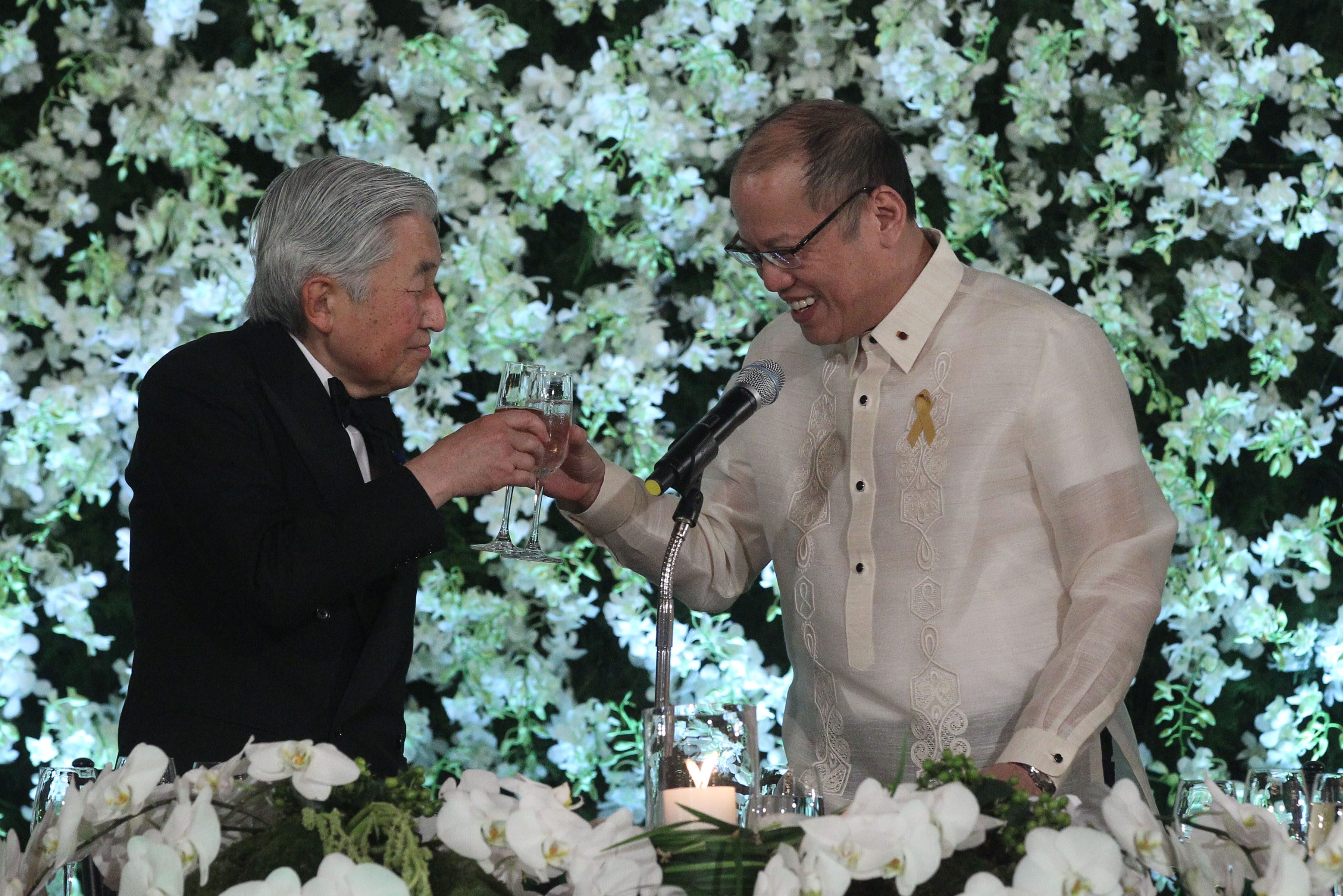 PARTNERS. President Benigno Aquino III and His Majesty Emperor Akihito of
Japan do the ceremonial toast during the state dinner at the Rizal Hall of the Malacañan Palace on January
27, 2016. Aquino thanks Japan for being a reliable partner of the Philippines on various fronts. Photo by Robert Viñas/Malacañang Photo Bureau  