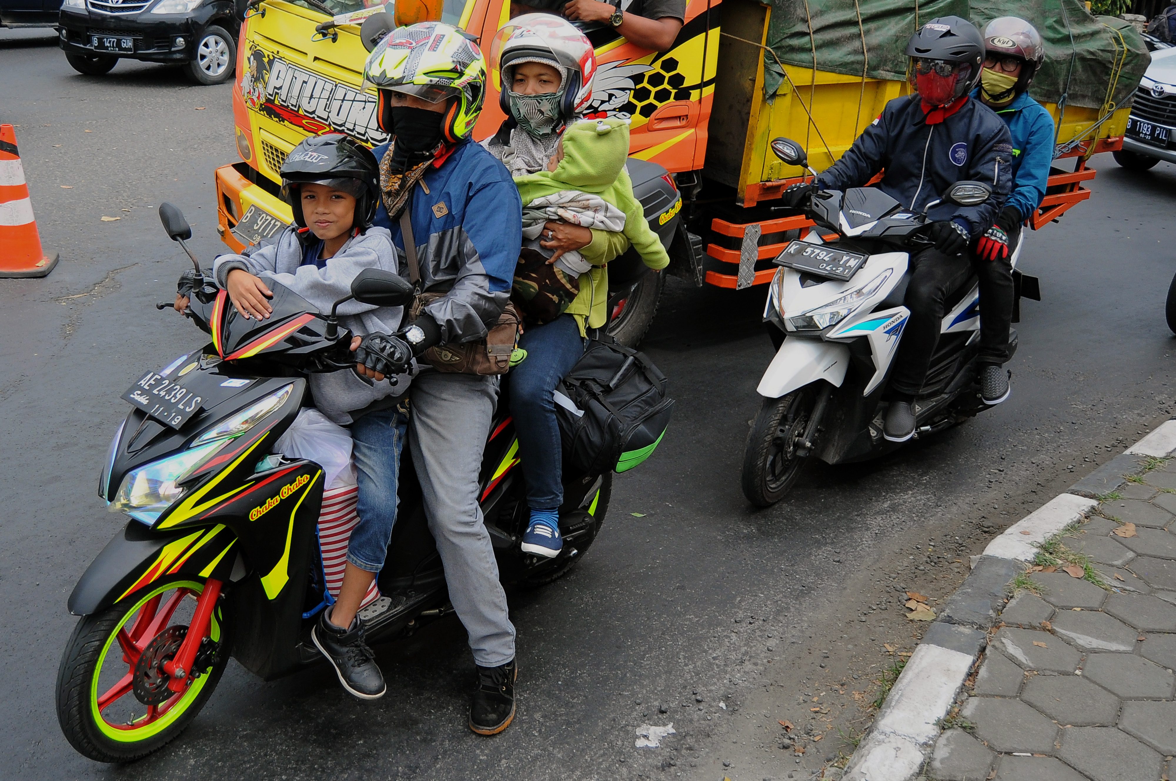 PEMUDIK MOTOR. Pemudik bersepeda motor melintasi jalur Pantura di Pekalongan, Jawa Tengah, Rabu, 21 Juni. Foto oleh Harviyan Perdana Putra/ANTARA 
