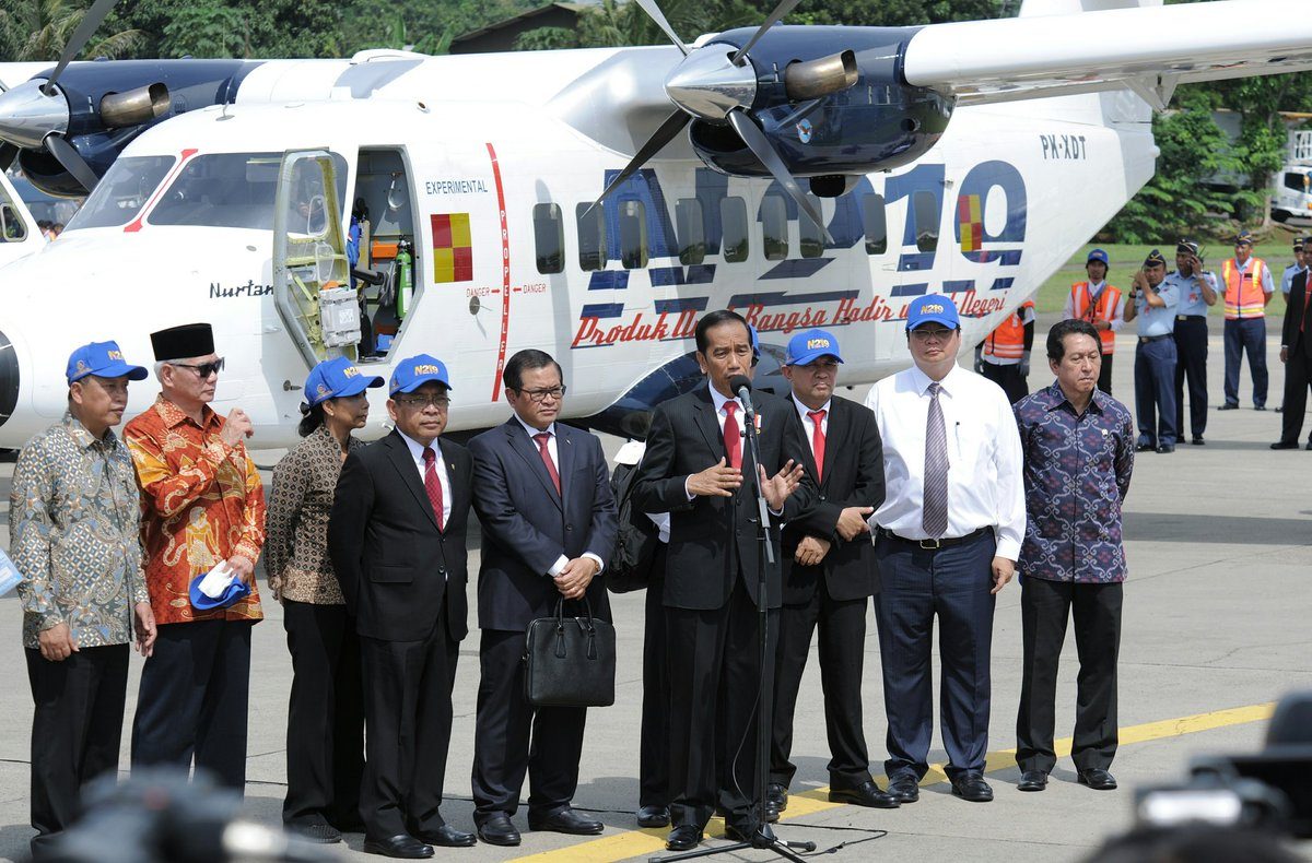 DIPASARKAN. Presiden Joko "Jokowi" Widodo berpesan pesawat Nurtanio sudah bisa dipasarkan pada tahun 2018. Foto diambil dari akun Twitter @Setkabgoid 