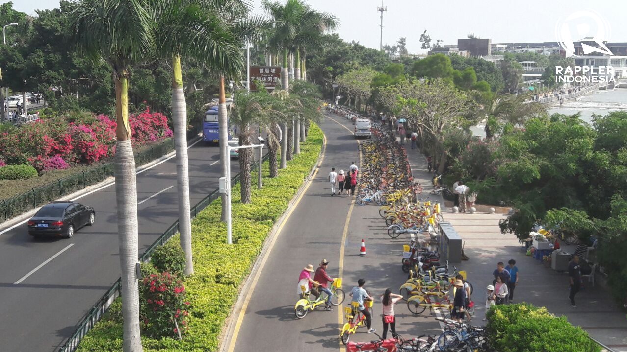JALUR SEPEDA. Xiamen termasuk kota-kota di Tiongkok yang mengampanyekan penggunaan sepeda bagi transportasi publik. Hal itu tidak heran karena Tiongkok merupakan penyumbang gas emisi tertinggi di dunia. Foto oleh Uni Lubis/Rappler 