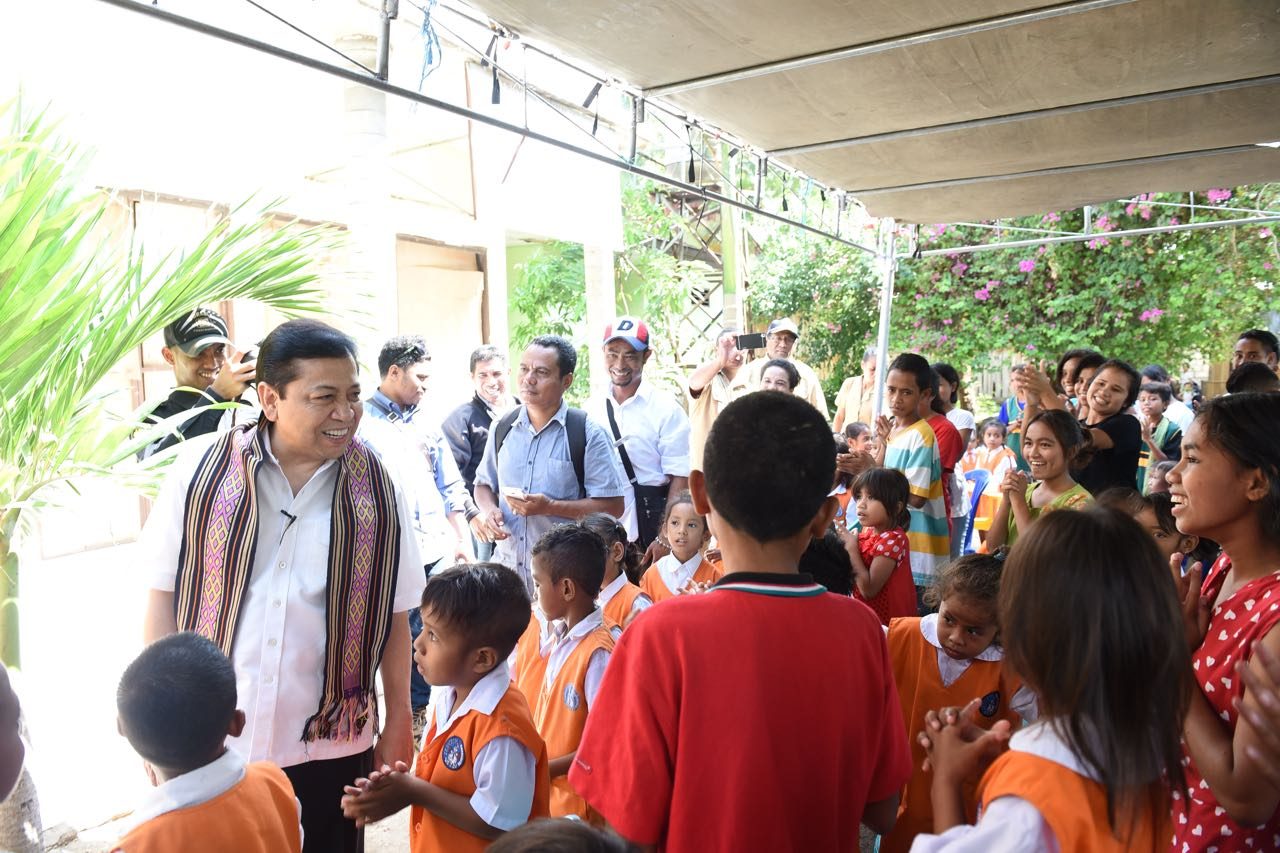 DIBERI KEJUTAN. Anak-anak panti asuhan di Kupang memberi kejutan dengan ucapan selamat ulang tahun kepada Setya Novanto. Foto: DPR 