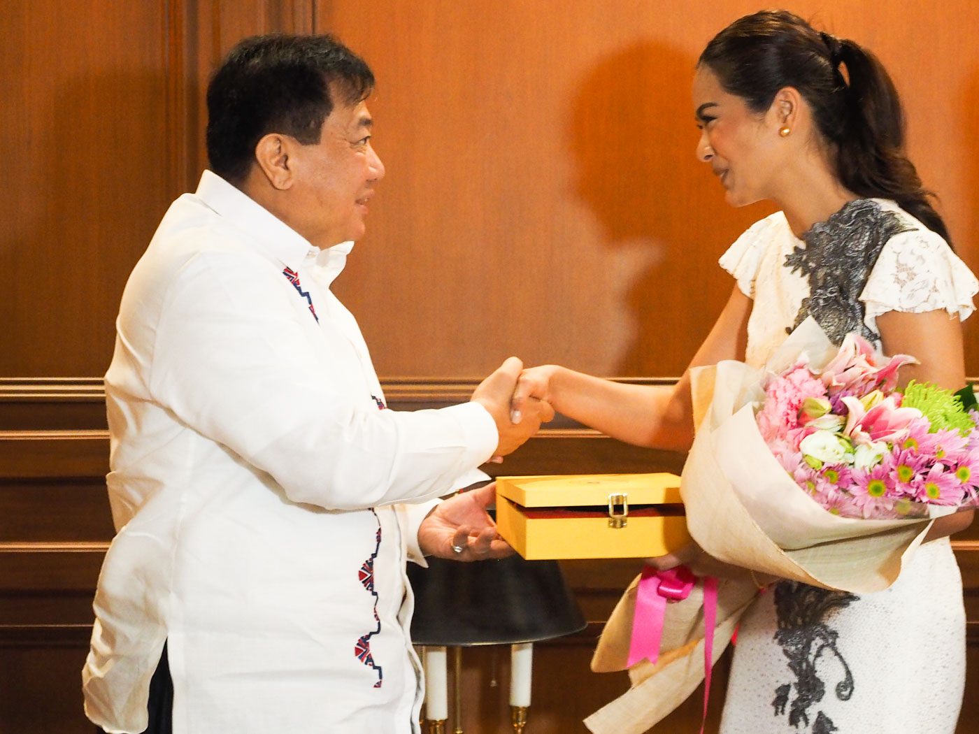 Speaker Pantaleon Alvarez congratulates Miss Universe Philippines 2016 Maxine Medina. Photo sourced by Rappler 
