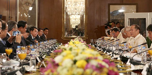 BILATERAL MEETING. President Benigno S. Aquino III exchanges views with Thai Prime Minister Prayut Chan-O-Cha at an expanded bilateral meeting at the Palace  State Dining Room on Friday, August 28, 2015. Photo by Joseph Vidal/ Malacañang Photo Bureau  