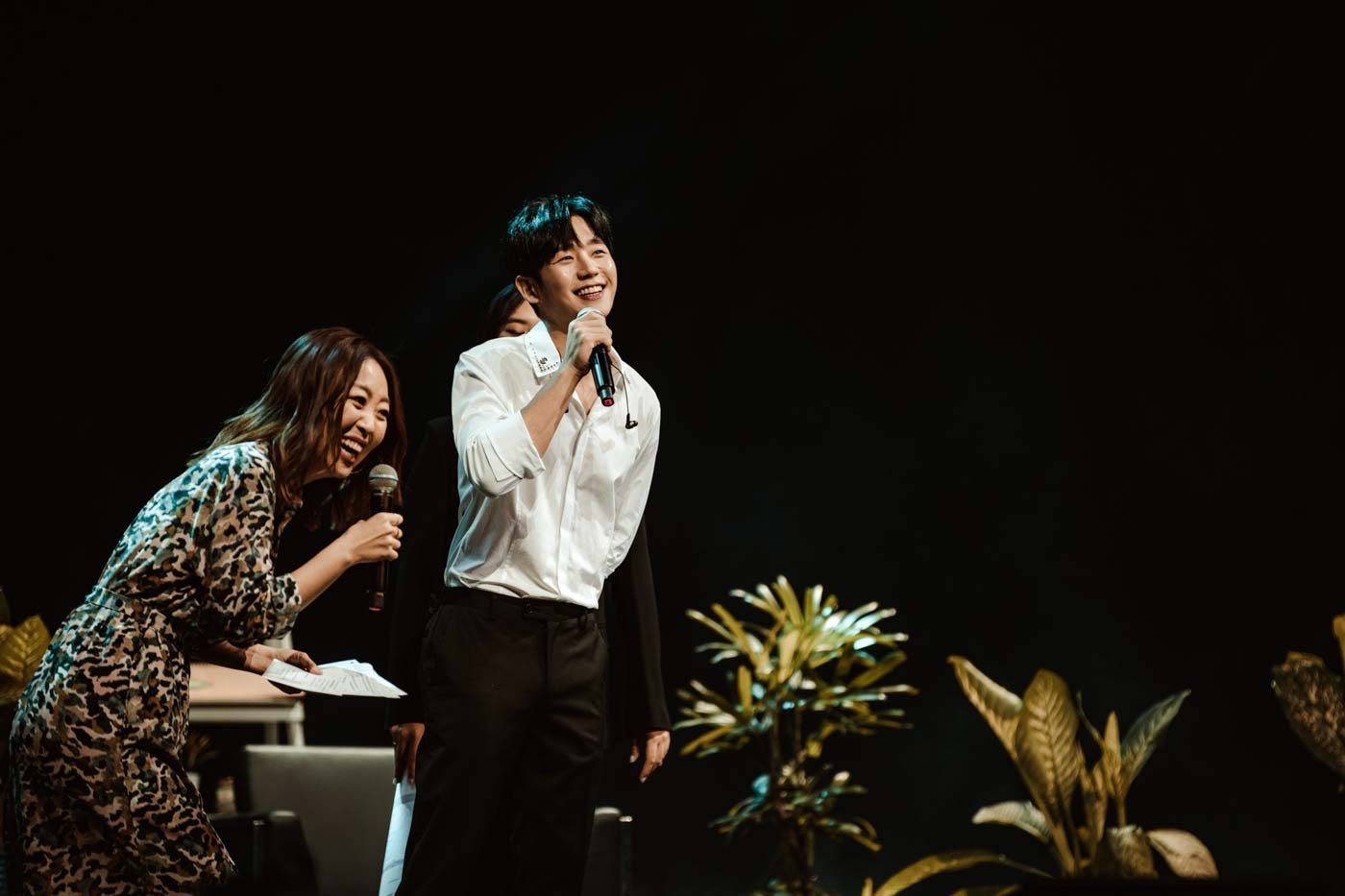 FUN NIGHT. South Korean actor Jung Hae-in is all smiles at his fan meet, 'One Summer Night,' with host, Sam Oh (L). Photo by Iya Forbes/Rappler  