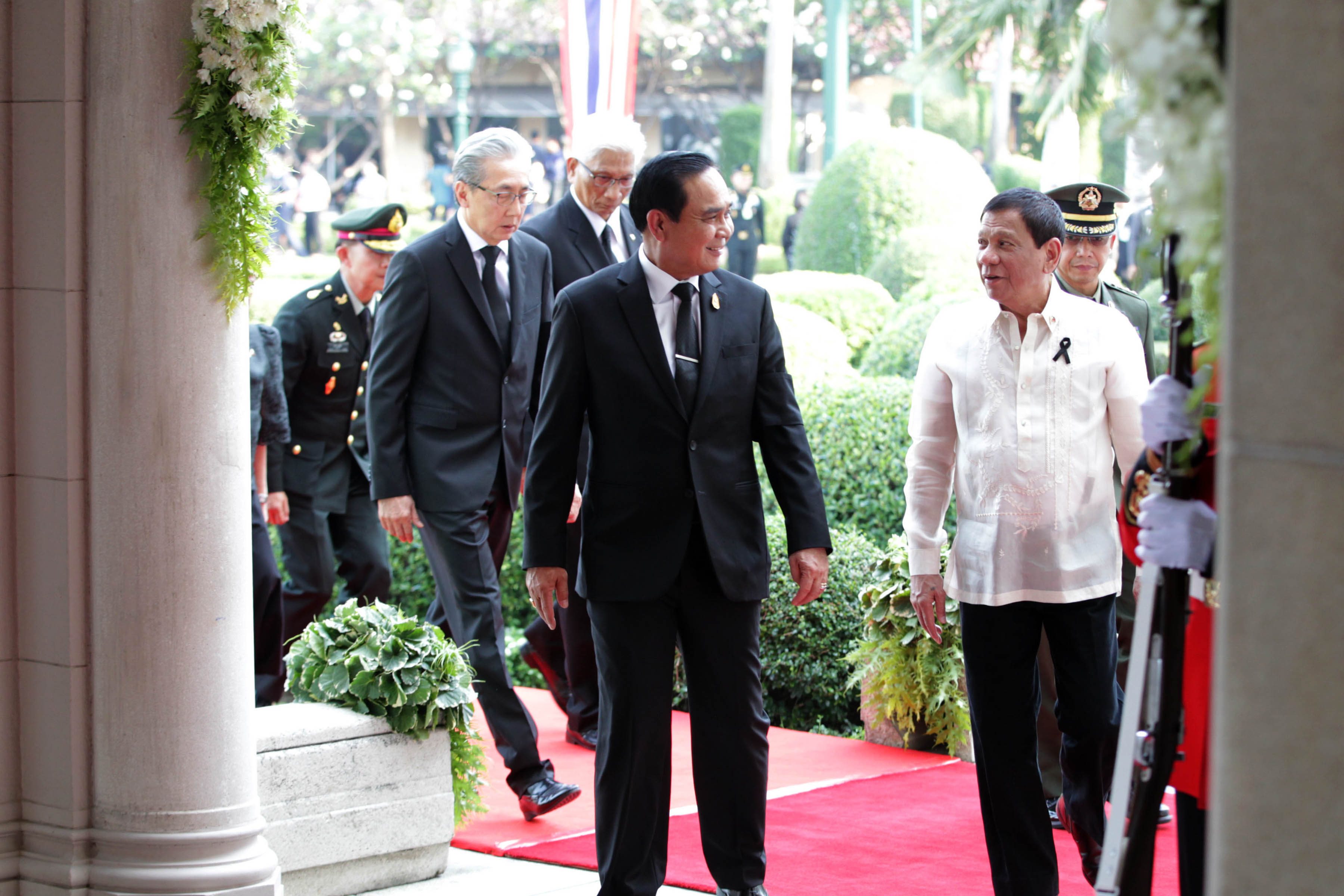 TWO LEADERS. President Rodrigo Duterte is accompanied by Thailand Prime Minister General Prayut Chan-o-cha as they enter the Thai Koo Fah Building of the Government House in Bangkok, Thailand 