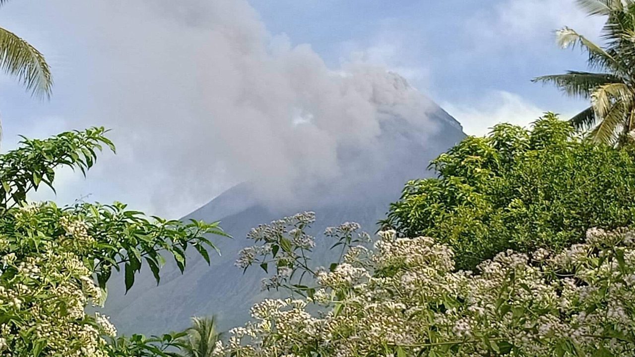 LOOK: Mayon Volcano spews ash, still on Alert Level 2