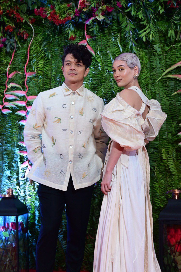 FASHION ICON. Kim Jones, walks the red carpet with husband Jericho Rosales, in an inspired, almost-monochrome look with standout yellow eyes. Photo by Alecs Ongcal/Rappler 
