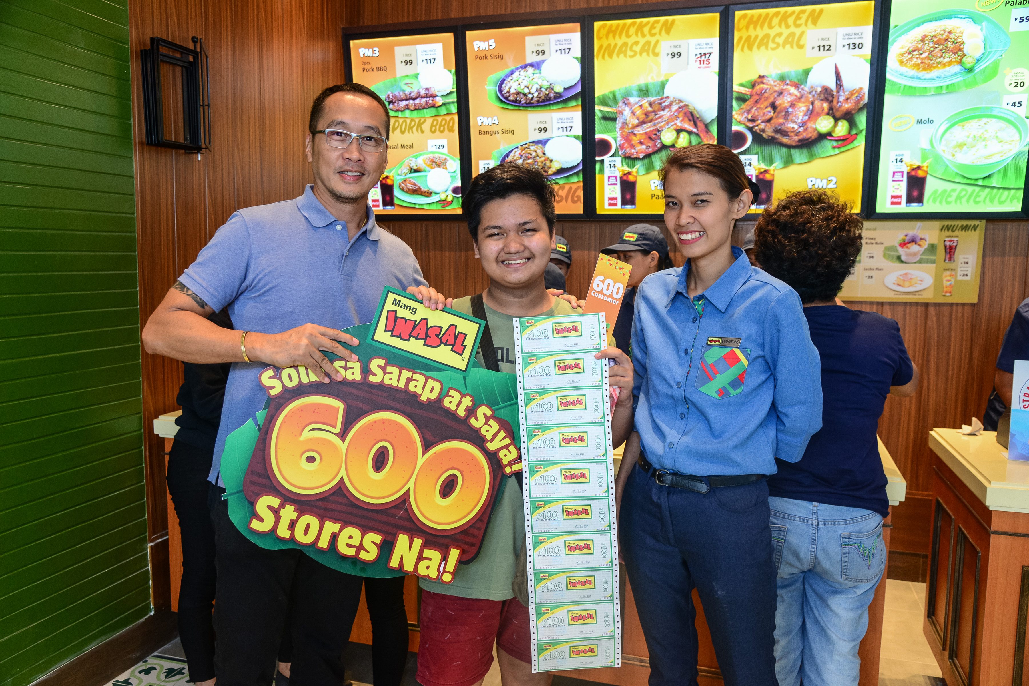 The lucky 600th customer of Mang Inasal beams with the Managing Director Eugene Reyes (left) and Restaurant Manager Evangeline Ebora (right) 
