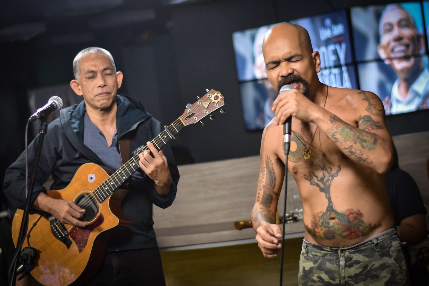 Joey Ayala with Dong Abay during their Rappler #LiveJam on  August 15. Photo by LeAnne Jazul/Rappler 