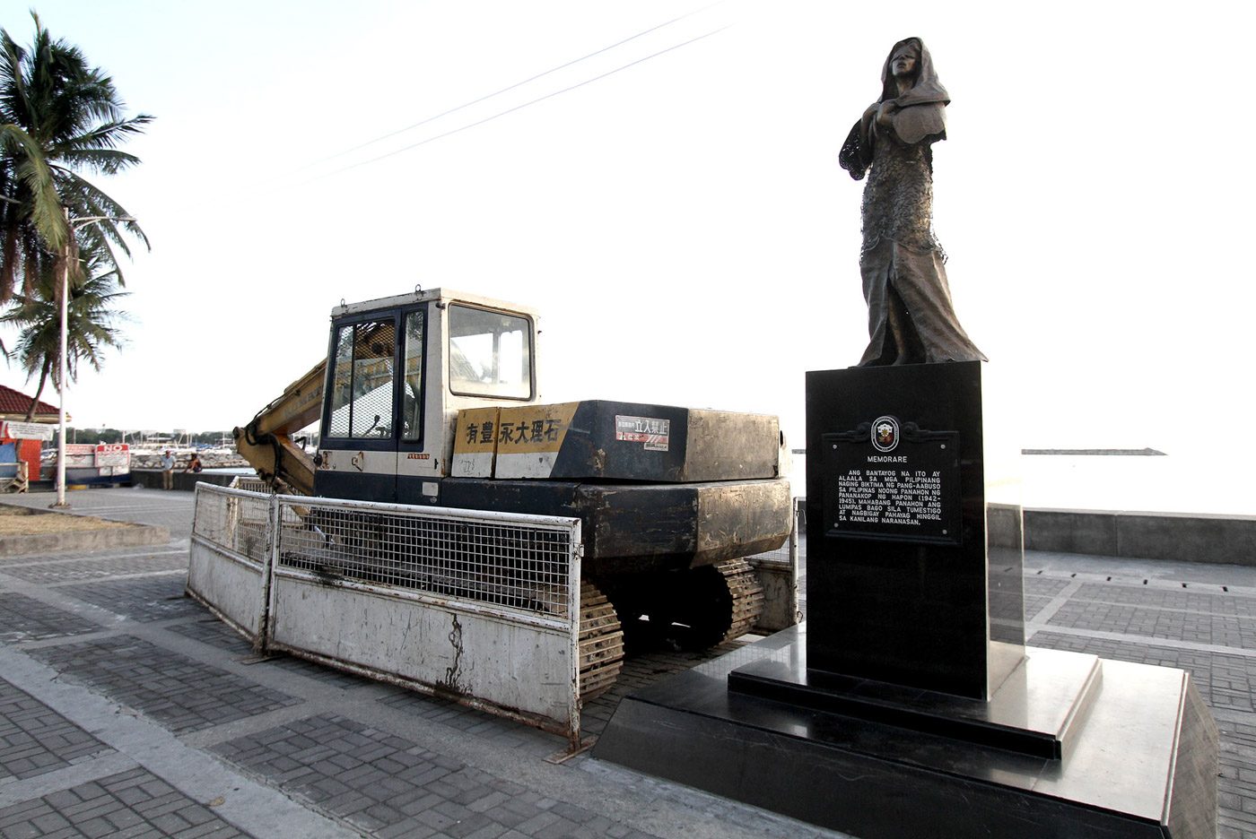 A WEEK BEFORE. A photo taken April 20, 2018 shows a backhoe beside the statue before it was removed. Photo by Inoue Jaena/Rappler 