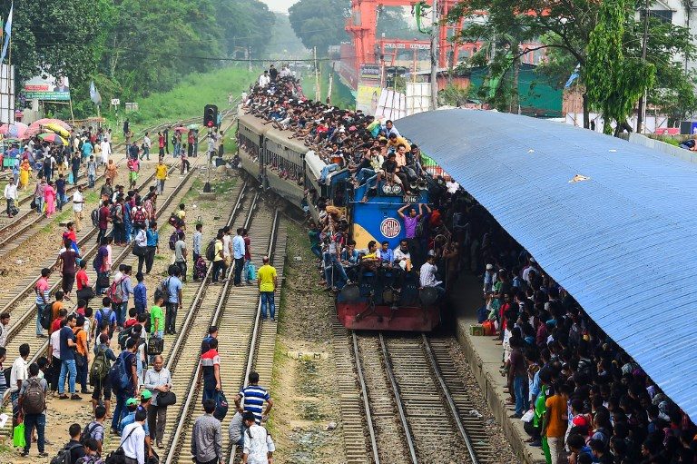END OF RAMADAN. Bangladeshis cram onto a train as they travel back home to be with their families ahead of the Muslim festival of Eid al-Fitr, in Dhaka on June 14, 2018. Photo by Munir Uz Zaman/AFP  