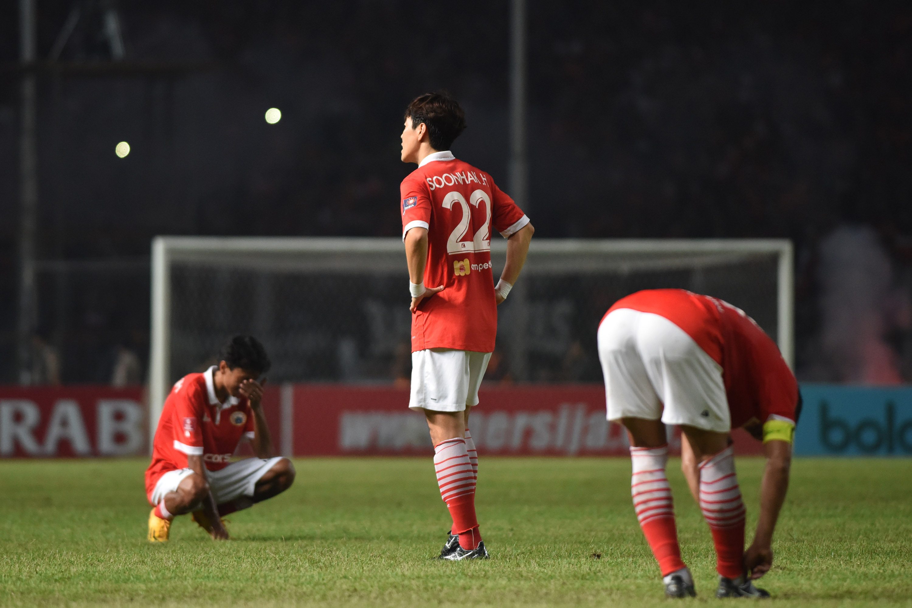 Pemain Persija Jakarta terdiam di lapangan usai pertandingan melawan Sriwijaya FC dihentikan pada laga ISC di Stadion Utama Gelora Bung Karno, Jakarta, 24 Juni 2016. Foto oleh Wahyu Putro A/Antara 