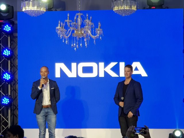 MANILA LAUNCH. Host Paolo Abrera (left) and Nokia Philippine country manager Shannon Mead take to the stage at Manila House Private Club for the Nokia 8 launch 