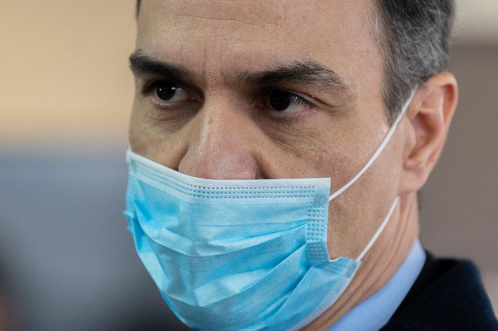 SPAIN. A handout picture released by the Moncloa Palace shows Spanish Prime Minister Pedro Sanchez with a face mask visiting a firm making respirators in Mostoles near Madrid on April 3, 2020. File photo by Borja Puig de la Bellacasa/LA MONCLOA/AFP 