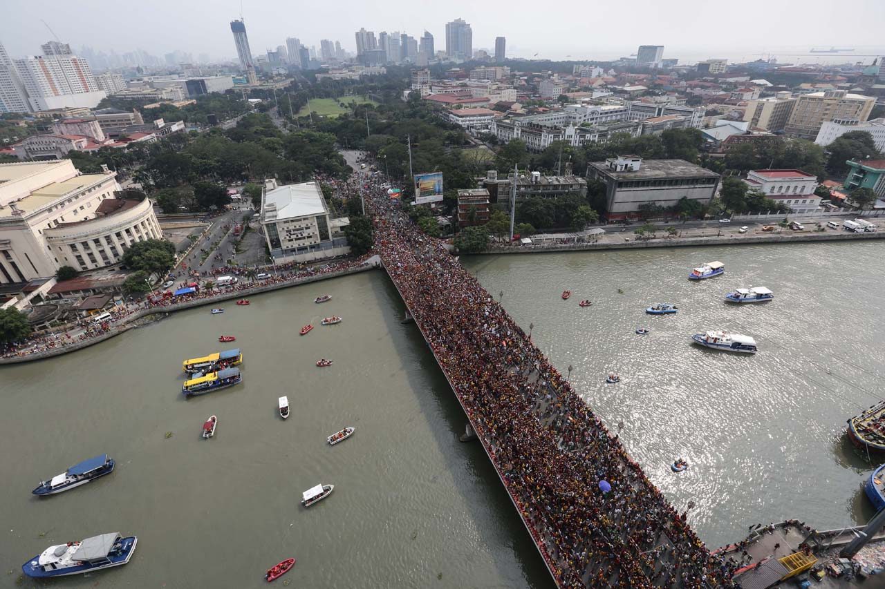 LONG PROCESSION. Filipino devotees on Jones Bridge in Manila join the procession of the Black Nazarene. Photo by Mark R. Cristino/EPA  