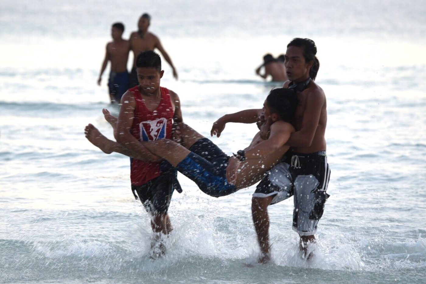 SEARCH AND RESCUE. Volunteers pretend to be drowning to simulate an emergency situation. Photo by Alecs Ongcal/Rappler    