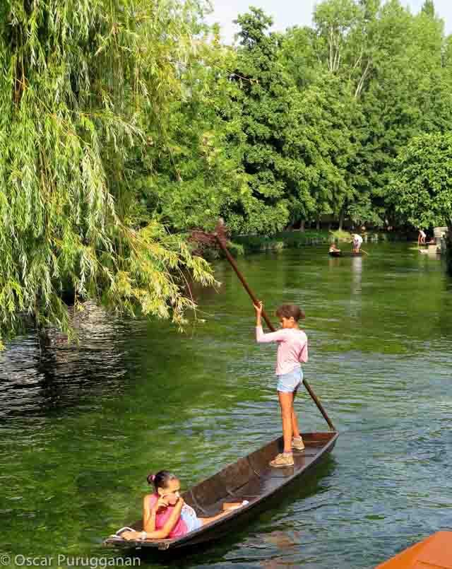 Teens on a canoe. L'Isle sur la Sorgue 