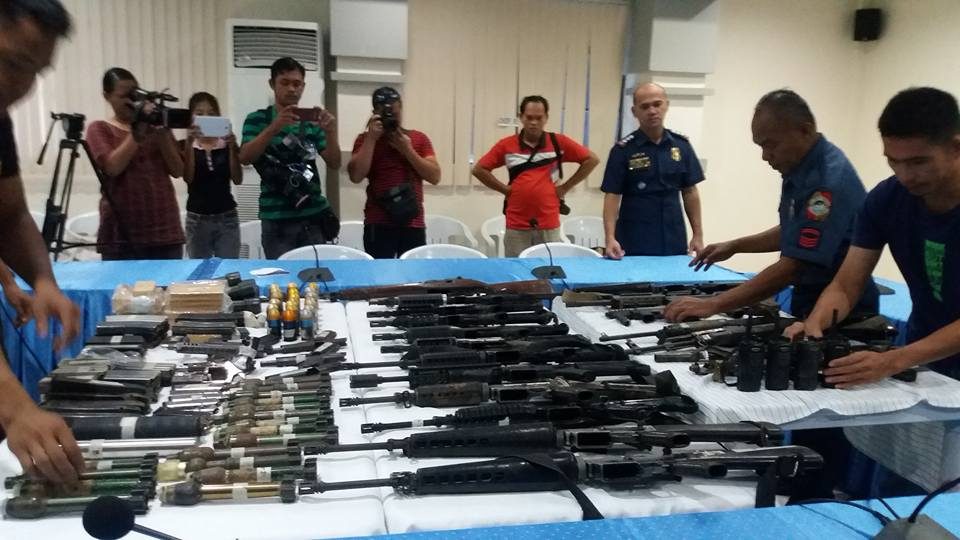FIREARMS HAUL. Albuera police show firearms recovered following the shootout with men of Albuera Mayor Rolando Espinosa Sr. Photo by Jazmin Bonifacio/Rappler 