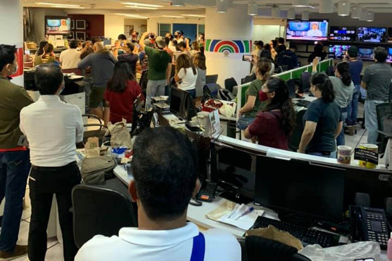 NEWSROOM. The staff of ABS-CBN watch as President and CEO Carlo Katigbak makes a statement on the broadcast network shutdown by the National Telecommunication Commission on May 5, 2020. Photo courtesy of Alcuin Papa  