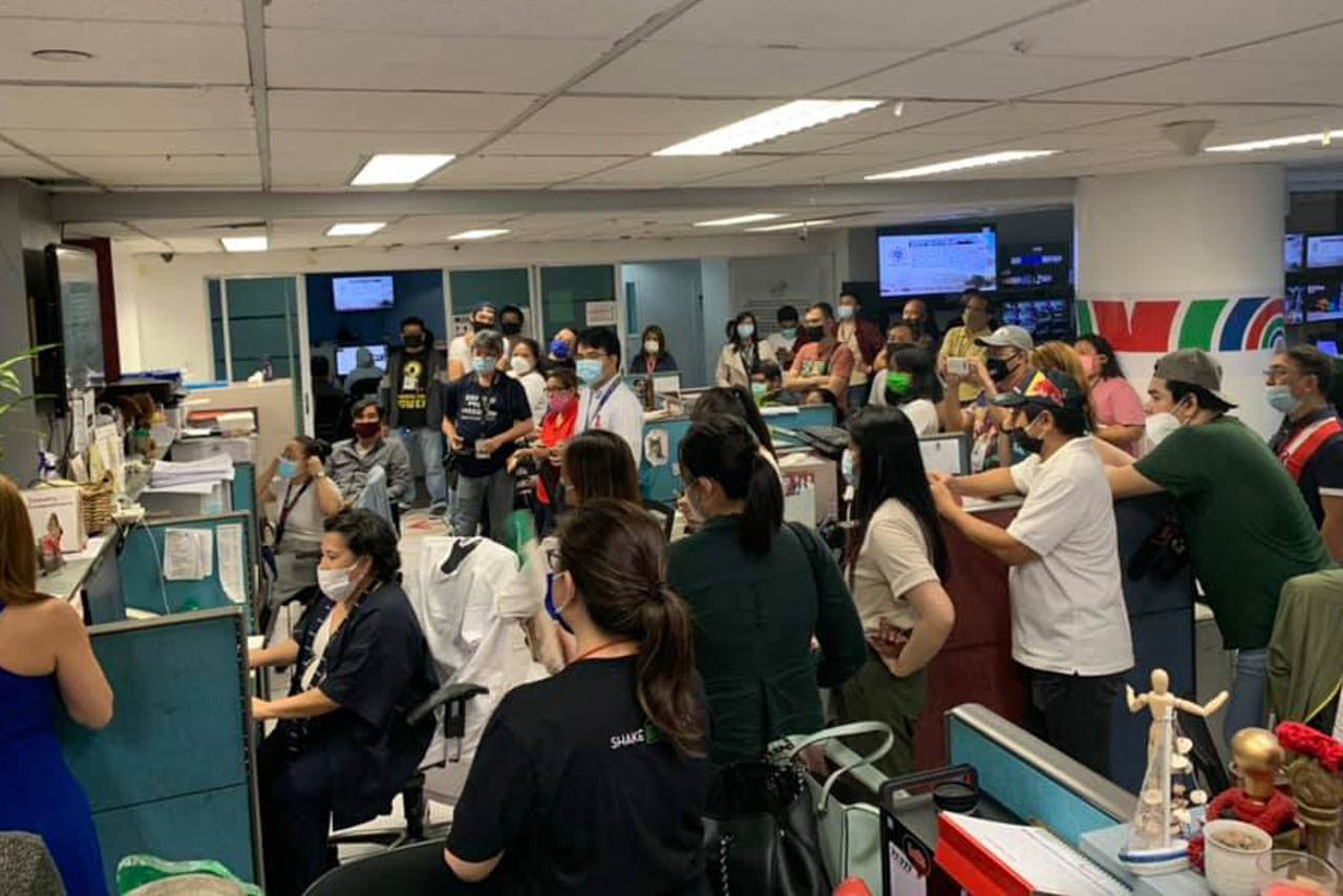 WATCH. This photo shows ABS-CBN employees inside the newsroom minutes before the network went off-air. Photo courtesy of Alcuin Papa  