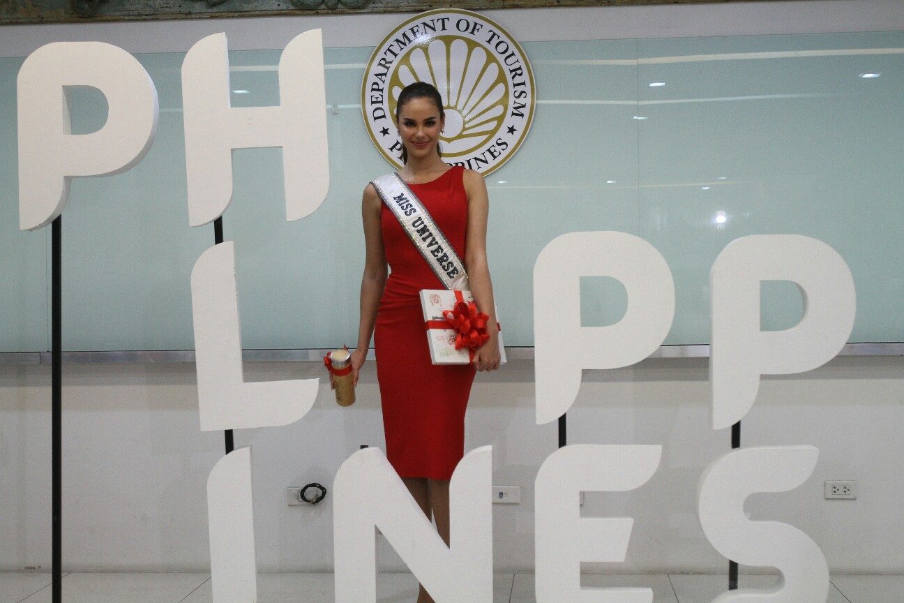 STANDEE. Miss Universe 2018 Catriona Gray poses with the Philippines standee and holding the gifts given by Sec. Bernadette Romulo-Puyat  Photo by Inoue Jaena/Rappler 