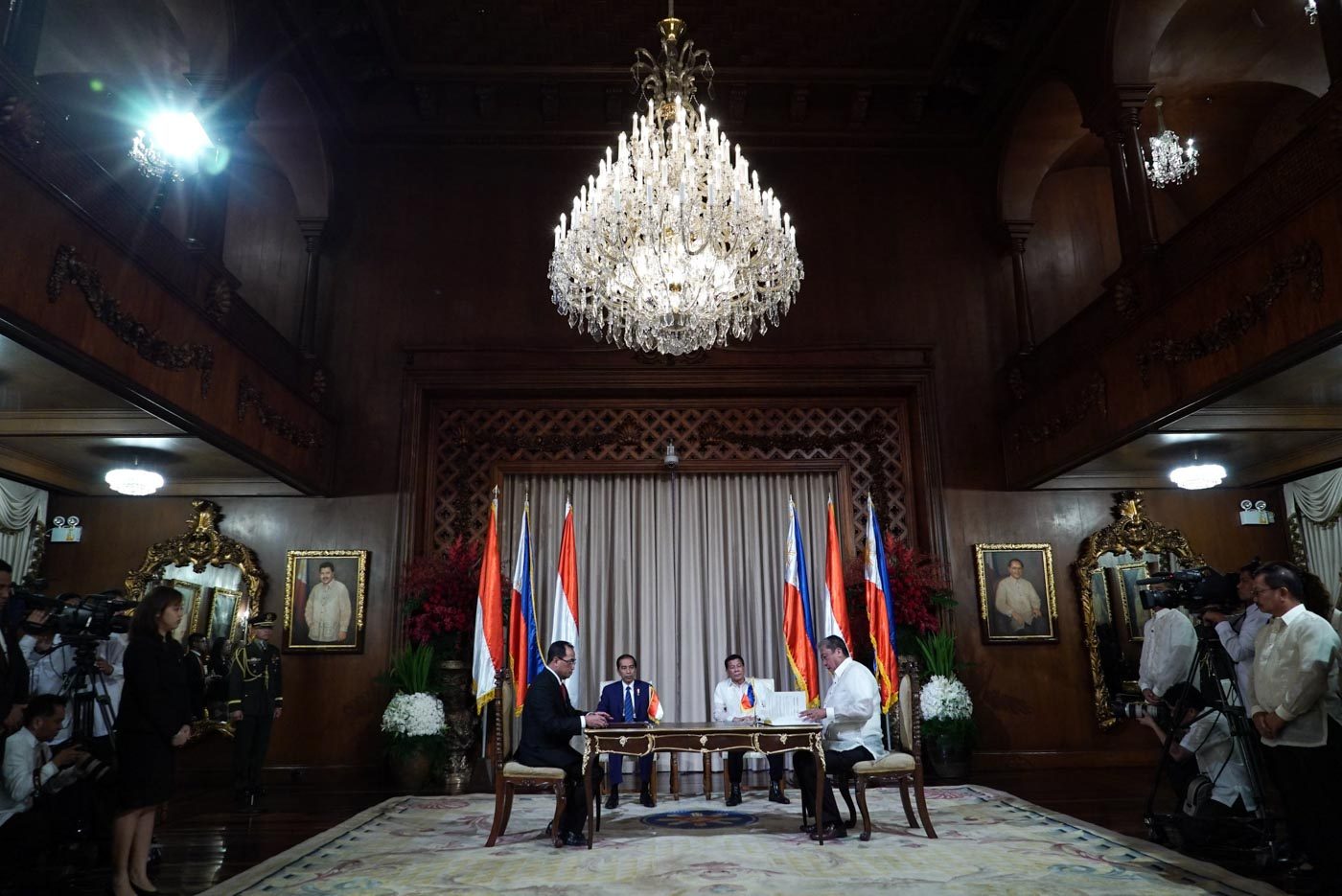 DEALS. President Rodrigo Duterte and Indonesia President Joko Widodo witness the signing of the joint declaration on a new shipping route between Transportation Secretary Arthur Tugade and Indonesia Minister of Transportation Budi Karya Sumadi. Malacañang photo  