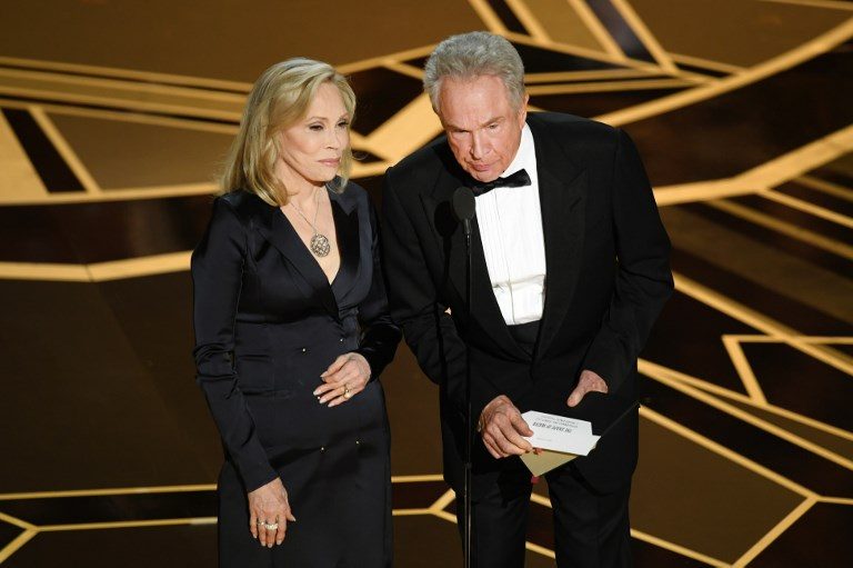 SECOND TIME. Actors Faye Dunaway (L) and Warren Beatty present the Best Picture during the 90th Annual Academy Awards at the Dolby Theatre at Hollywood & Highland Center on March 4, 2018 in Hollywood, California. Photo by Kevin Winter/Getty Images/AFP 