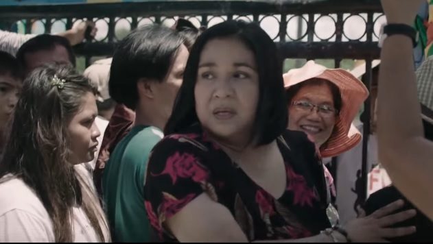 MOTHER'S GRIEF. Thelma (Alma Moreno) is worried over the disappearance of her daughters Marijoy and Jacqueline.  