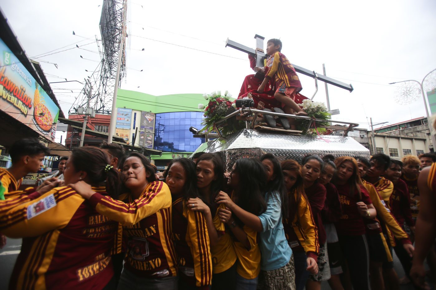 DEVOTED. Young and old devotees carry replicas of the Black Nazarene statue. Photo by Ben Nabong/Rappler  