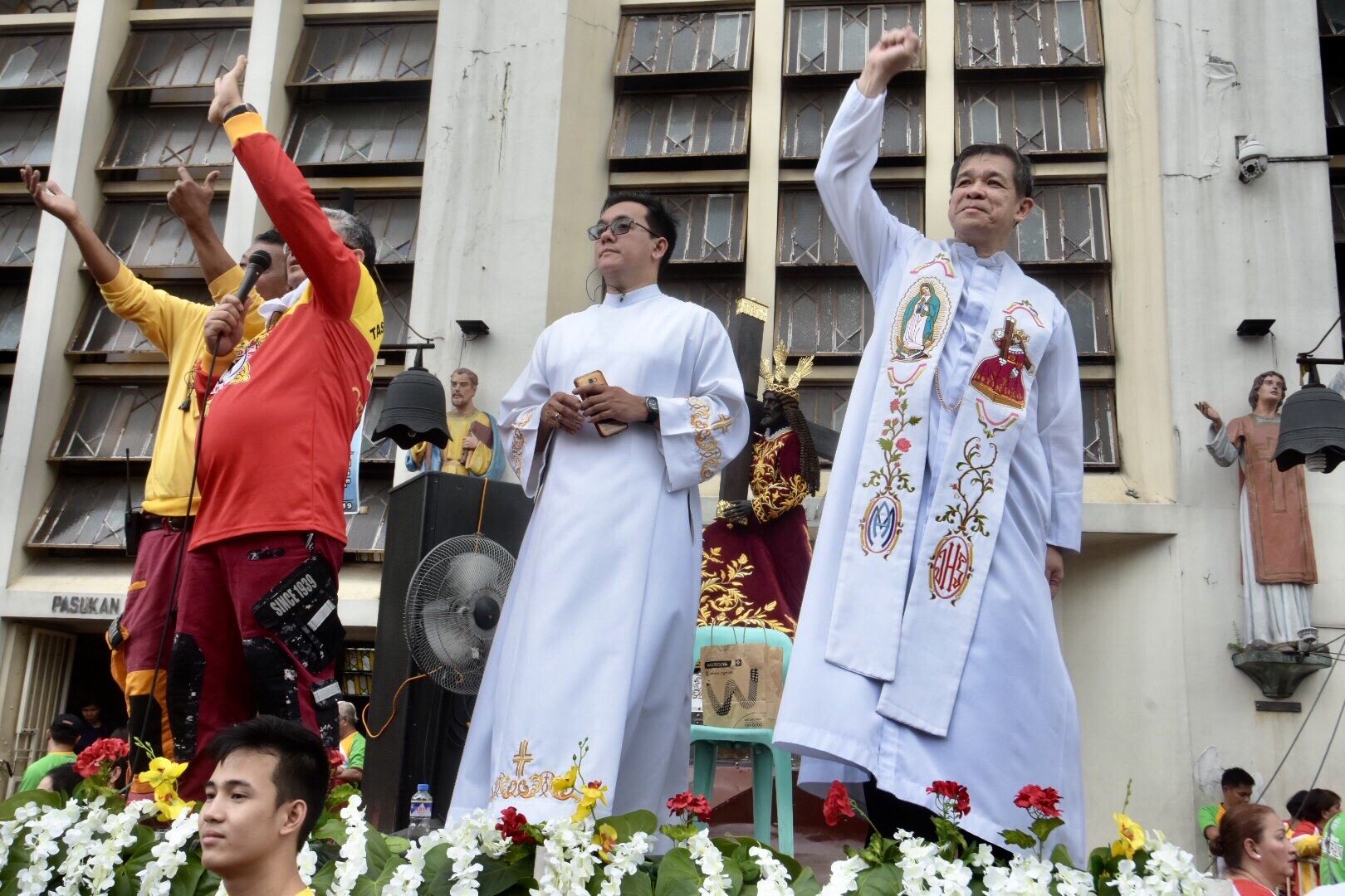 HOLY. Quiapo Church rector Monsignor Ding Coronel welcomes the Black Nazarene devotees. Photo by Angie de Silva/Rappler  