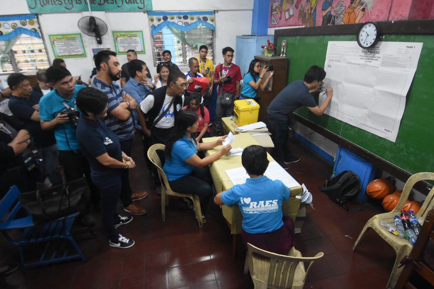 SIMULATION. Around a hundred voters participated in the mock polls at the Rosauro Almario Elementary School in Tondo on April 21, 2018. Photo by Angie de Silva/Rappler 
