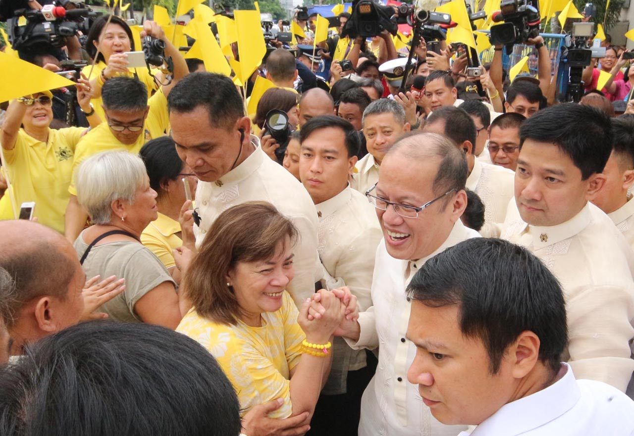 Pejabat kabinet Aquino menyambutnya pulang