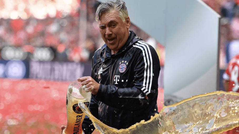 ANCELOTTI. Pelatih Bayern Munich Carlo Ancelotti pun tak lolos dari siraman bir. Foto dari fcbayern.com 