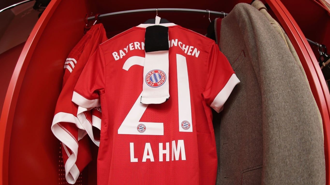 DER KAPITÄN. Jersey dan ban kapten terakhir dalam karier sepak bola kapten Bayern, Philipp Lahm. Foto dari fcbayern.com 
