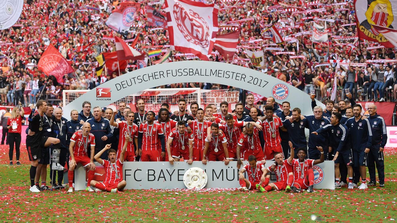DEUTSCHER FUSSBALLMEISTER. FC Bayern Munich berfoto bersama untuk merayakan gelar juara Bundesliga yang ke-27. Foto dari fcbayern.com 