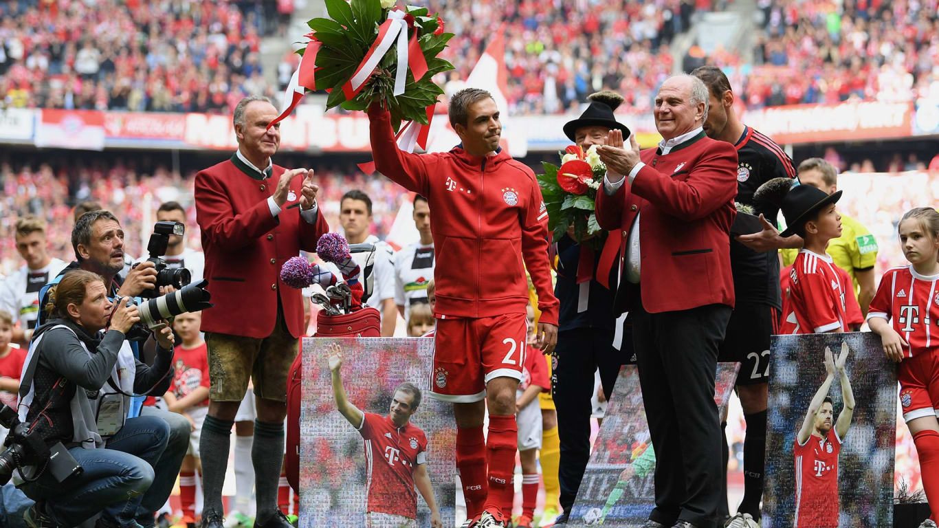LEGENDA. Sebelum pertandingan melawan Freiburg dimulai, kapten Philipp Lahm mendapat hadiah personal sebagai ucapan selamat tinggal dari FC Bayern Munich. Foto dari fcbayern.com 