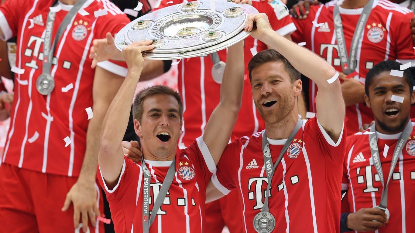 MEISTERSCHALE. Philipp Lahm dan Xabi Alonso mengangkat trofi Bundesliga, 'Meisterschale'. Foto dari fcbayern.com 