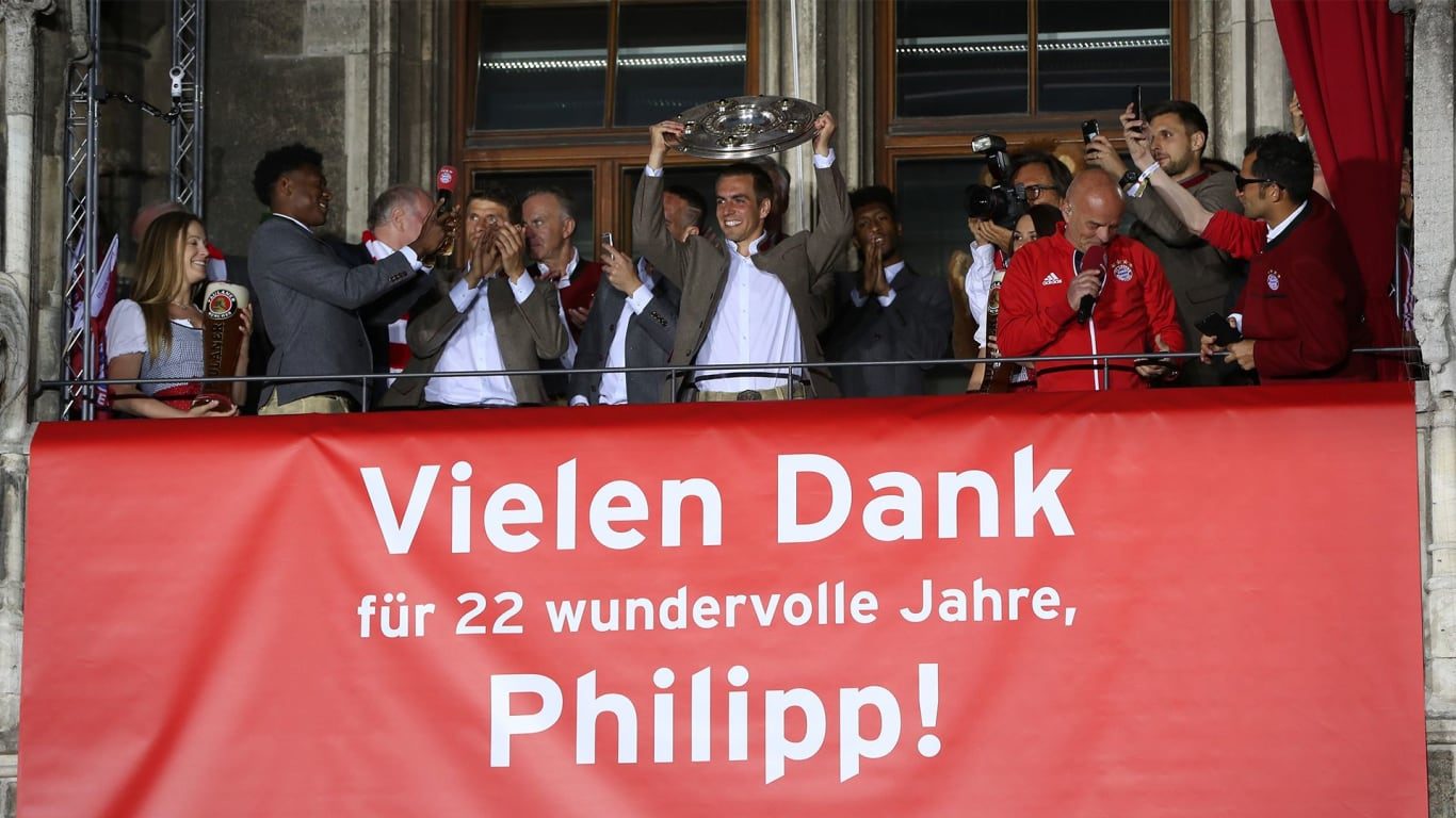 TERIMA KASIH. "Terima kasih banyak untuk 22 tahun yang hebat, Philipp!" bunyi tulisan yang membentang di balkon Balai Kota Munich. Foto dari fcbayern.com 
