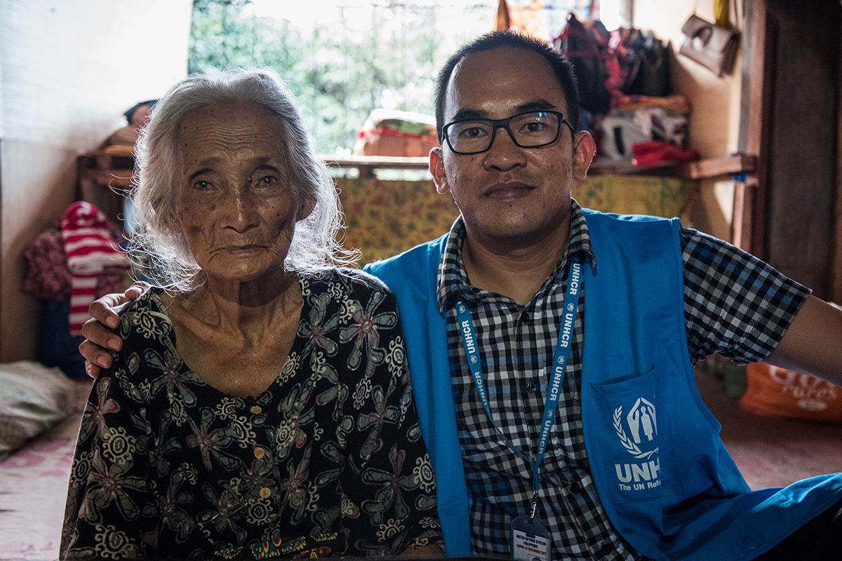 HUMANITARIAN EFFORTS. A UNHCR humanitarian worker spends the afternoon at a community-based evacuation camp with babo (grandmother) HajaJijarah Manunggad, who is believed to be over 100 years old. Photo by Alecs Ongcal/UNHCR 