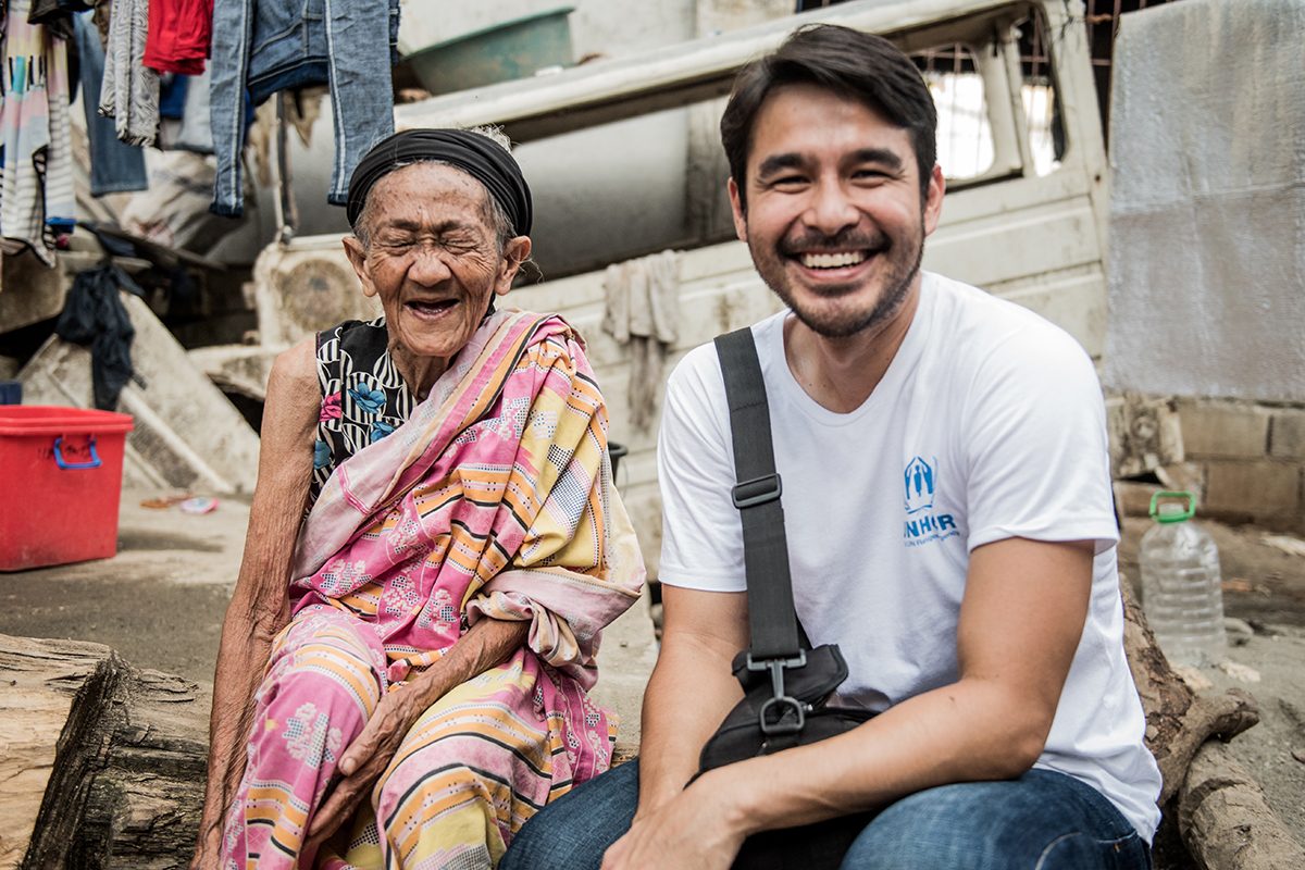 RESILIENCE. UNHCR advocate and multi-awarded broadcast journalist Atom Araullo shares a light moment with Moreg Sarakan, a 100-year-old Maranao woman who fled Marawi City when fighting erupted in May 2017. Araullo first met the grandmother at the Buru-un evacuation center in July. He returned to the camp in December to visit her. Photo by Alecs Ongcal/UNHCR  